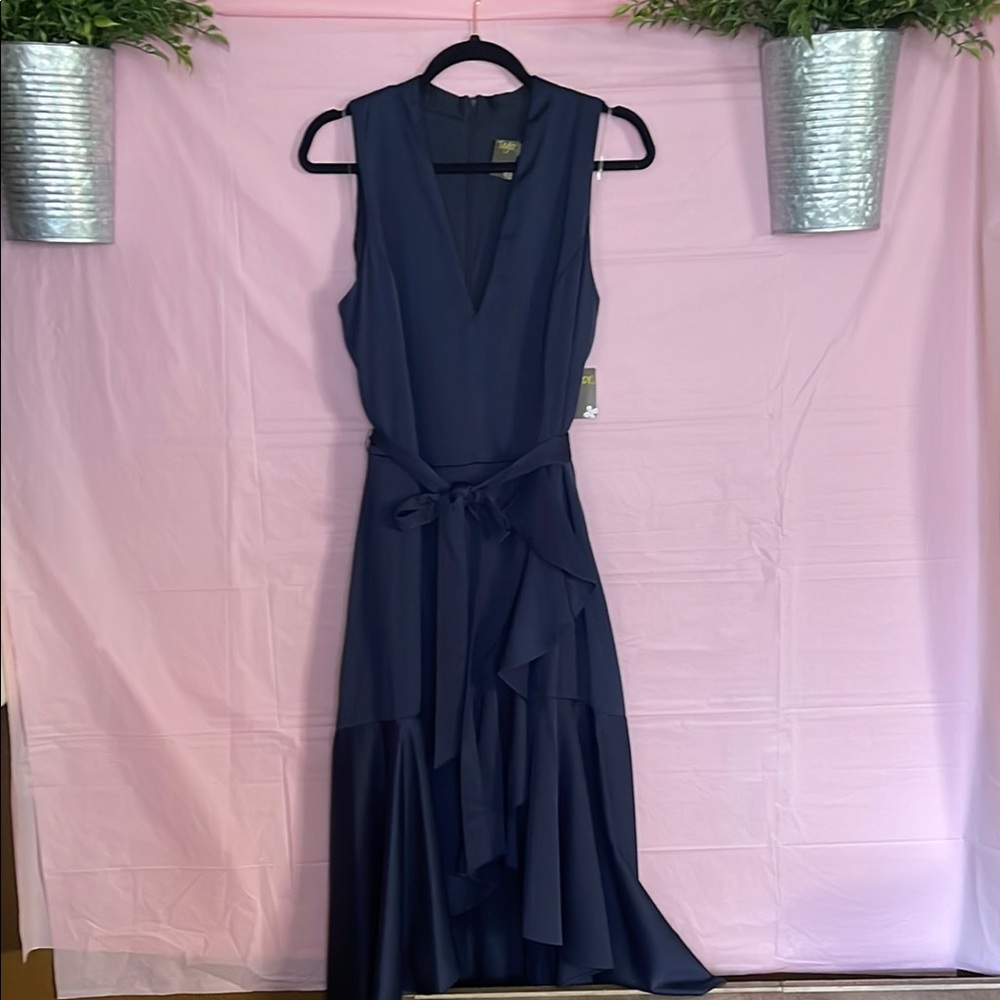 Deep Navy Blue Sheath Dress with V-neck Sleeveless Design for Cocktail